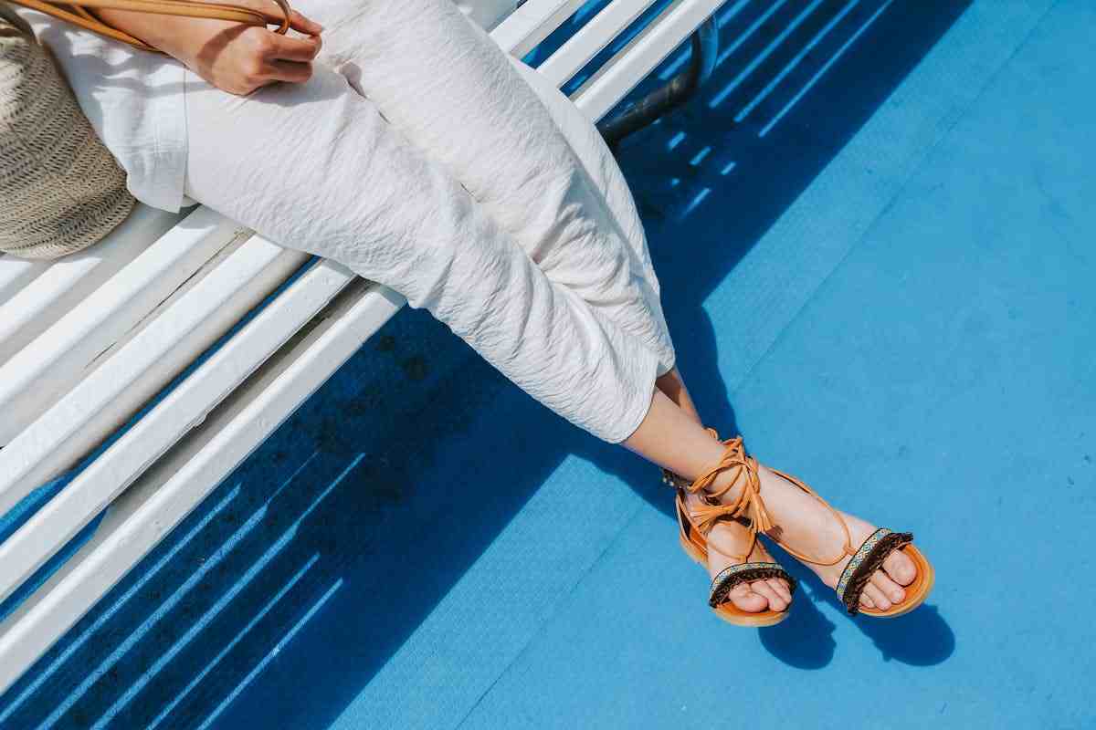 donna seduta con piedi intrecciati