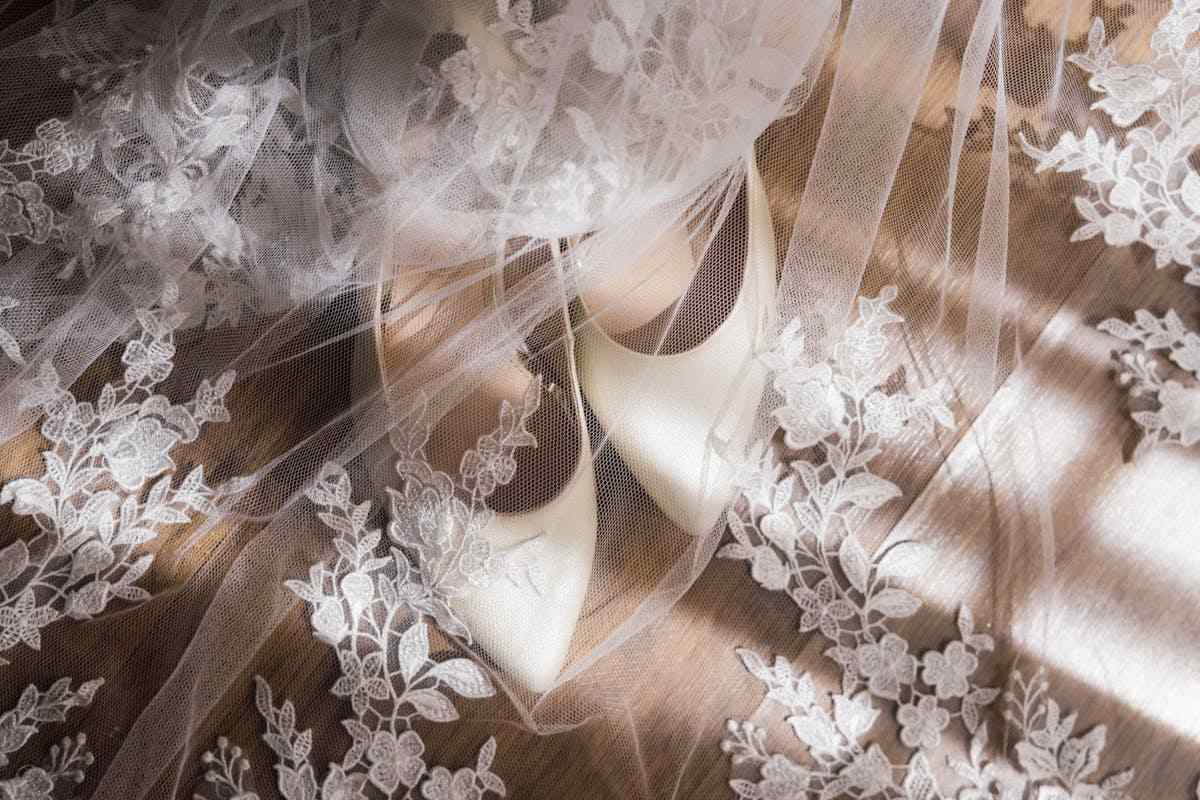 Scarpe sposa celate da velo