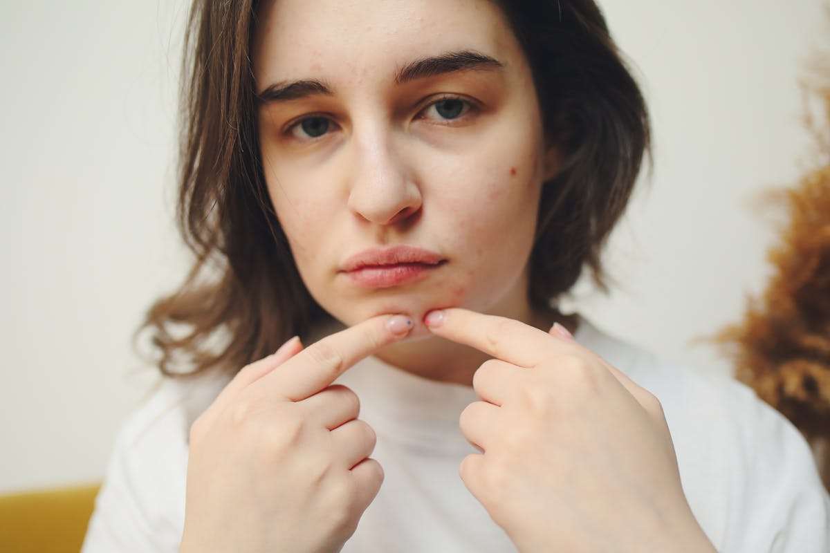 ragazza schiaccia punti neri