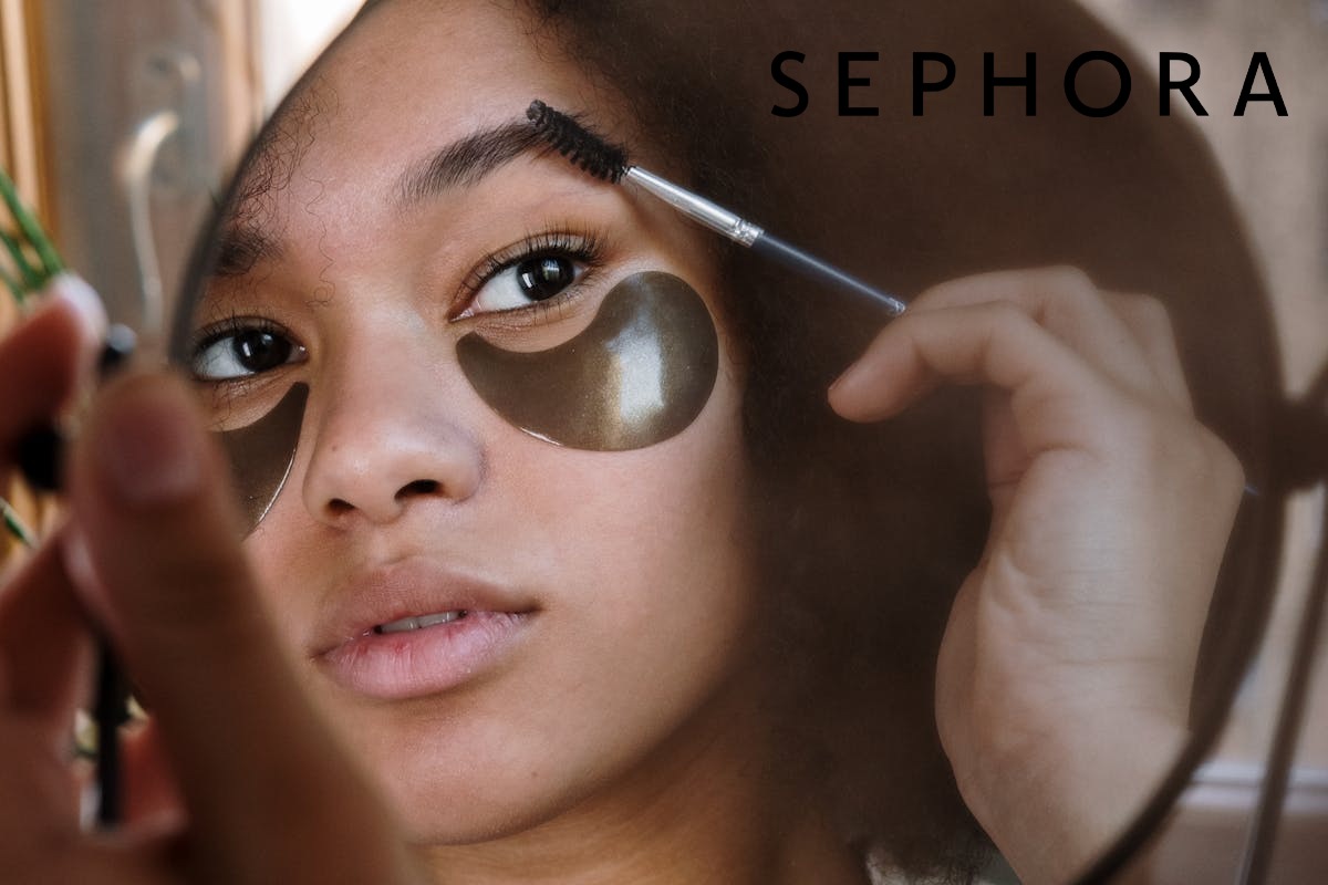 Ragazza di colore che si trucca con marchio Sephora