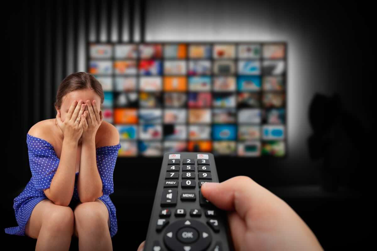 telecomando tv e donna che piange