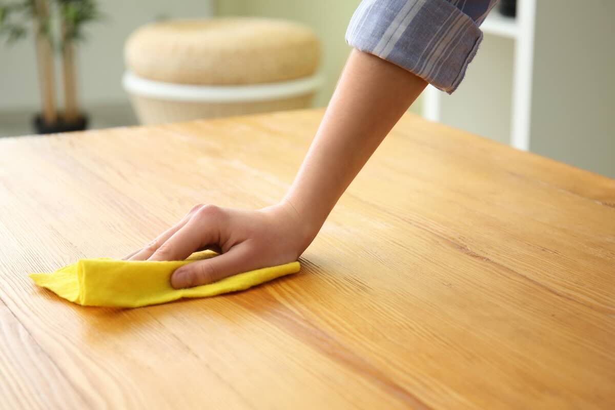 spolverare con panno giallo