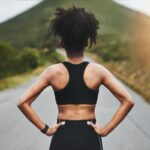 Donna mani sui fianchi, abbigliamento sportivo su strada
