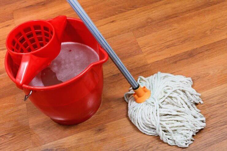 Mop e secchio con acqua 