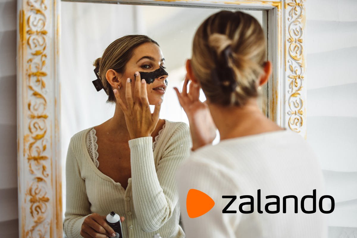 Donna che mette maschera viso con logo zalando