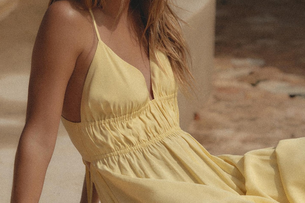 donna con vestito zara