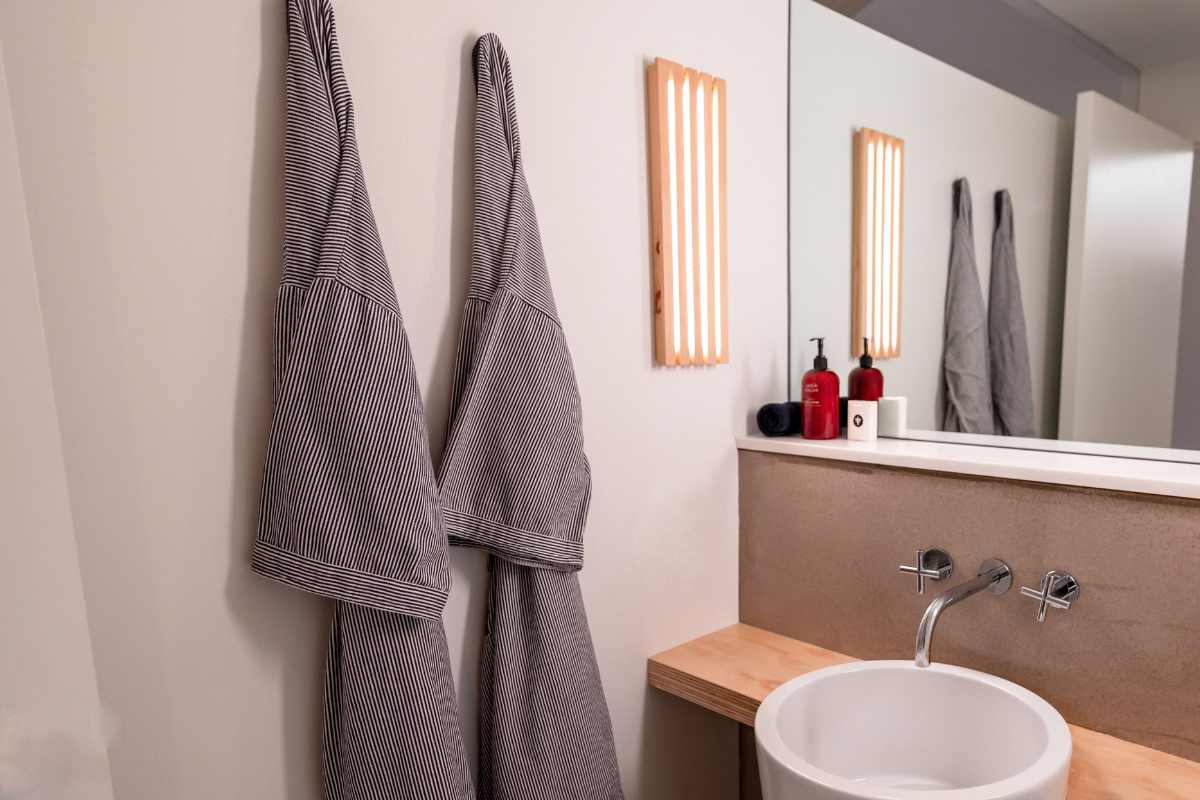 Accappatoi appesi in bagno