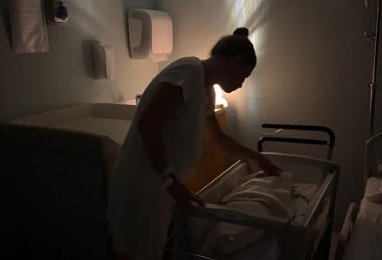 Alessandra Amoroso veglia la sua figlia neonata Penelope