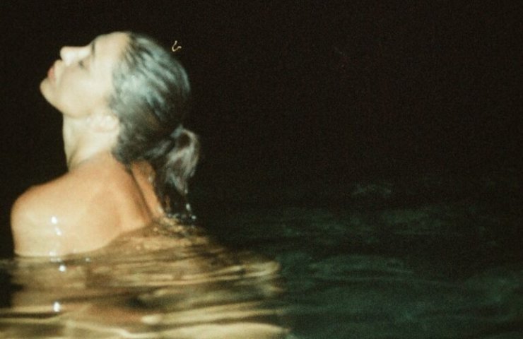 Belen rodriguez ritratta durante un bagno di notte al mare
