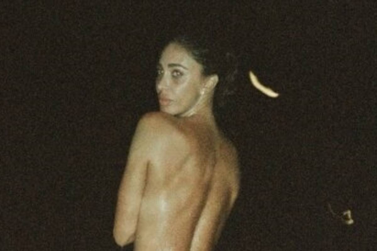 Belen Rodriguez ritratta di schiena a mare