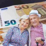 Soldi in euro e due anziani contenti
