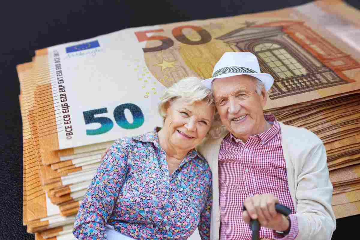Soldi in euro e due anziani contenti