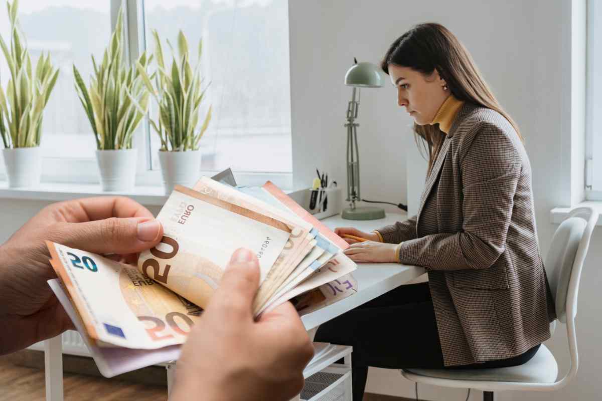 Una donna al lavoro al pc