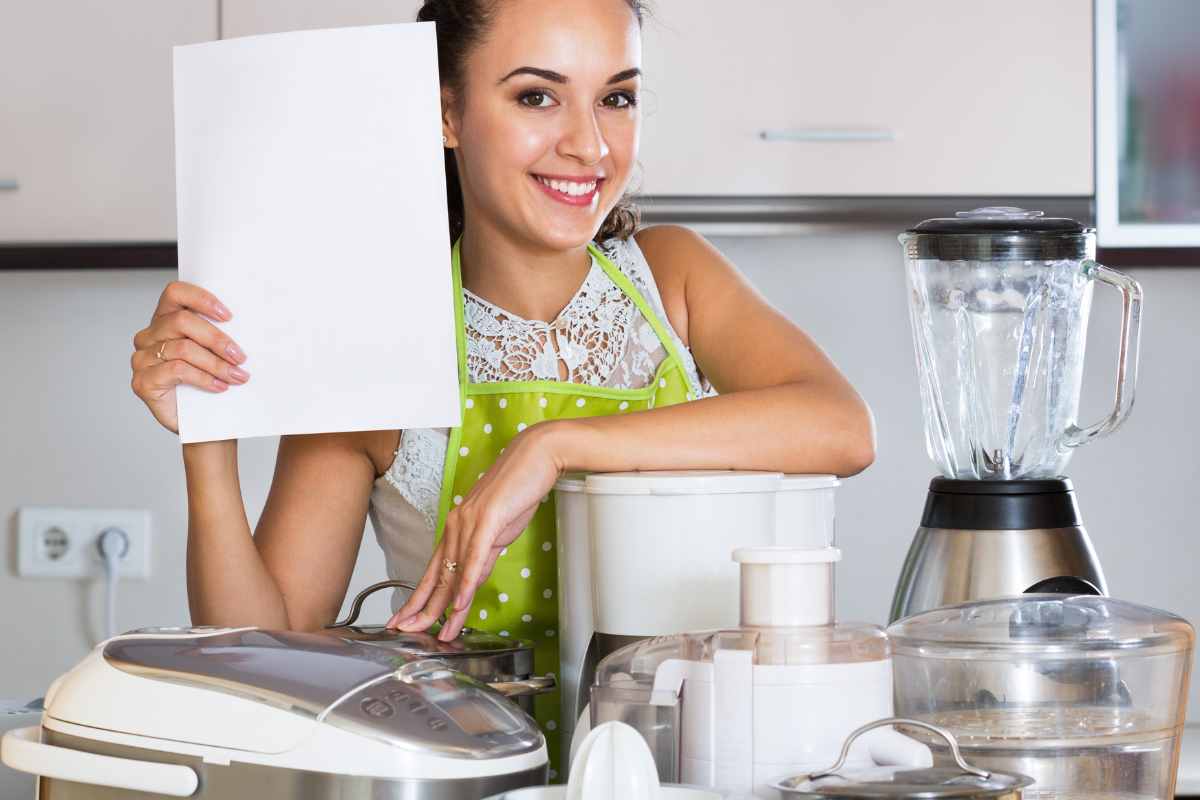 Una donna con elettrodomestici nuovi