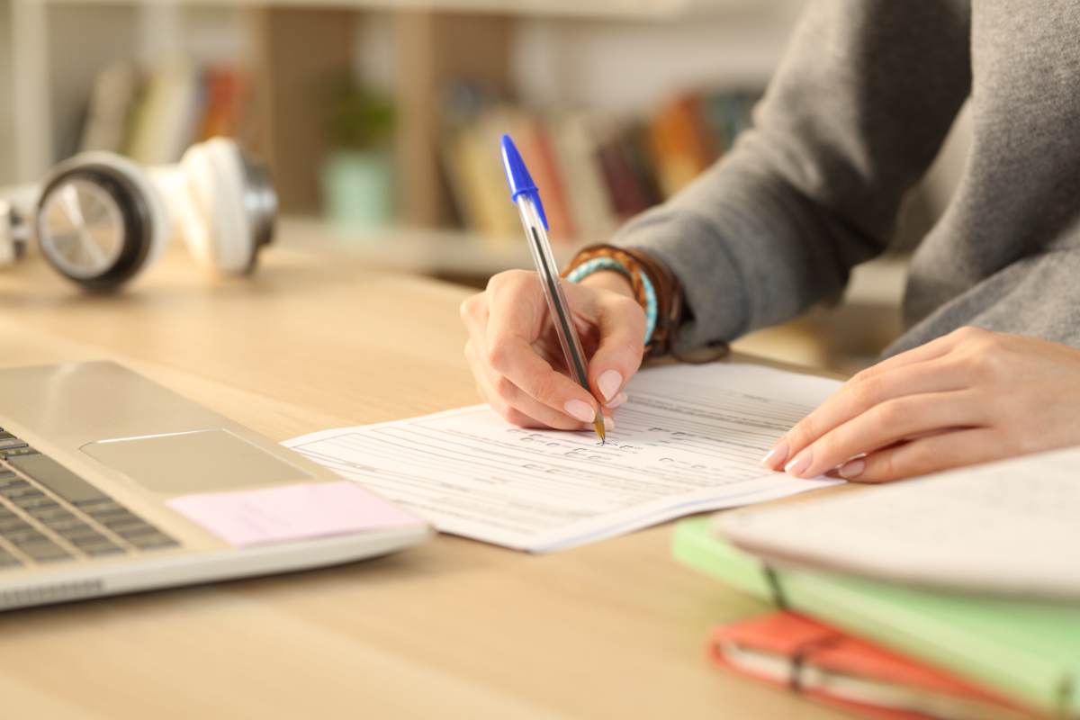 Uno studente che scrive