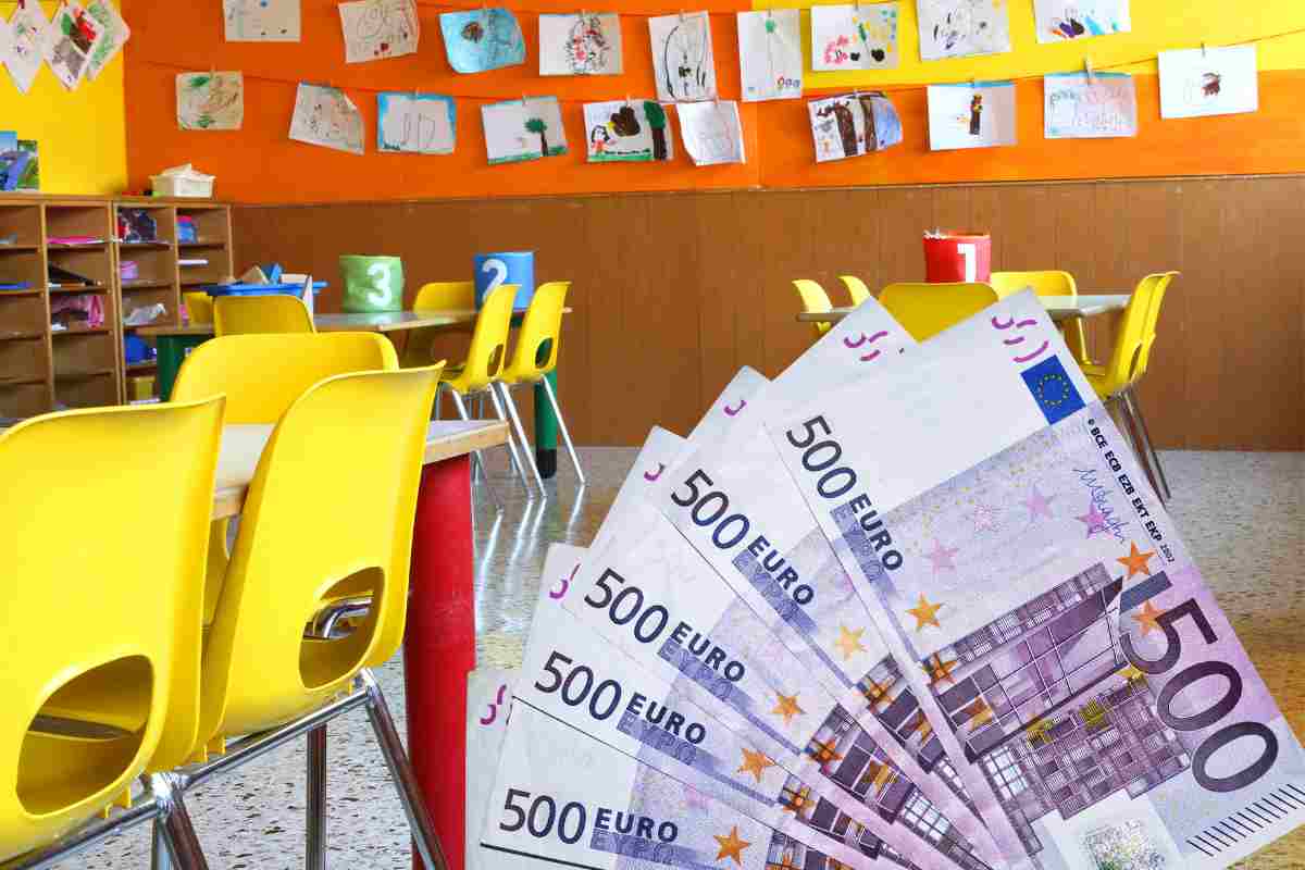 Un'aula di asilo nido e diverse banconote da 500 euro