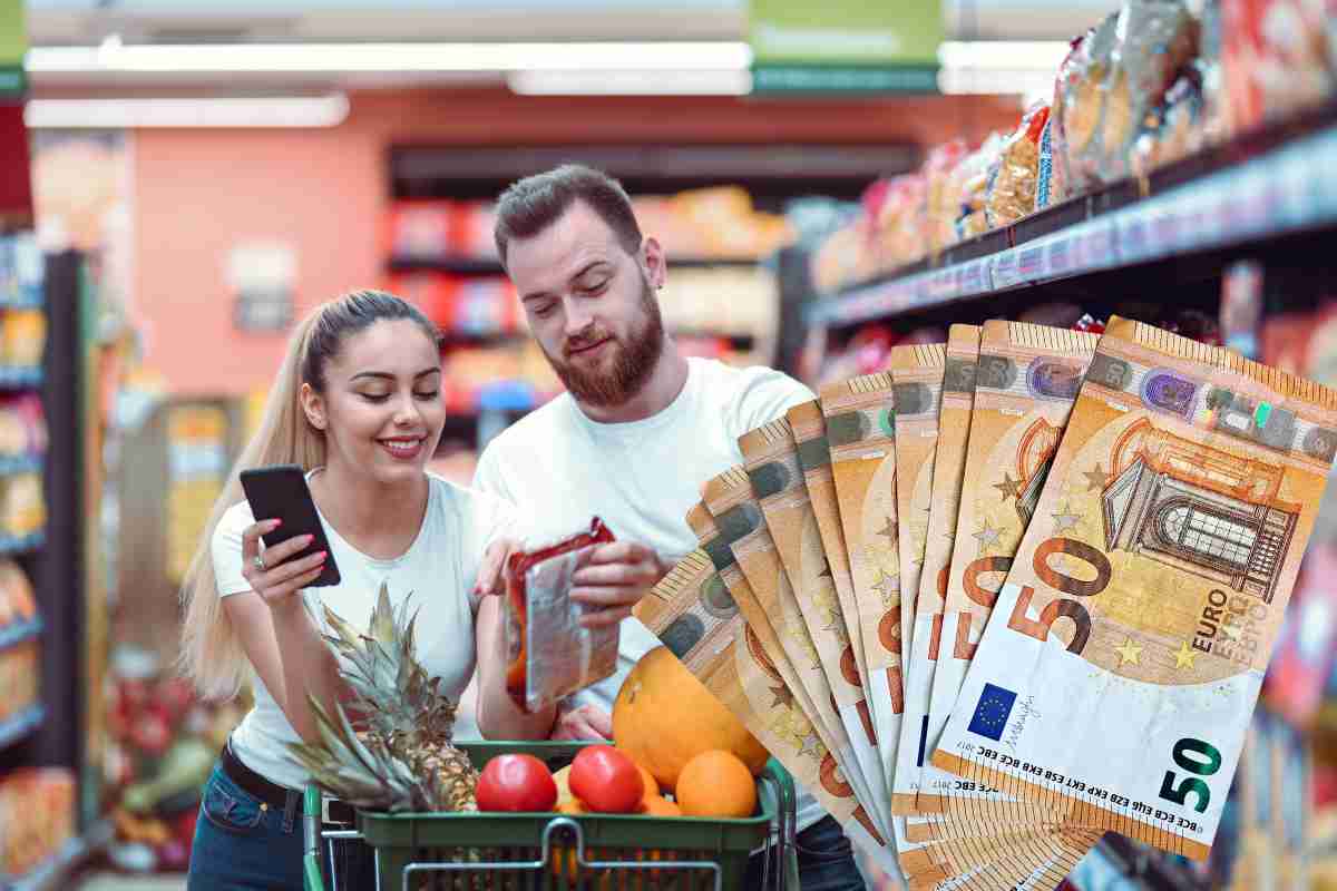 Una coppia che fa la spesa e soldi in euro