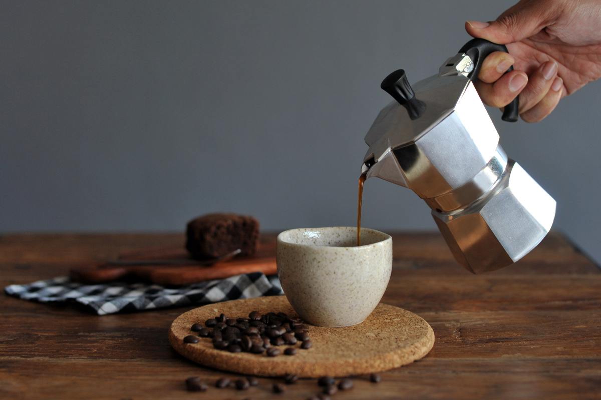 Versare il caffè nella tazzina