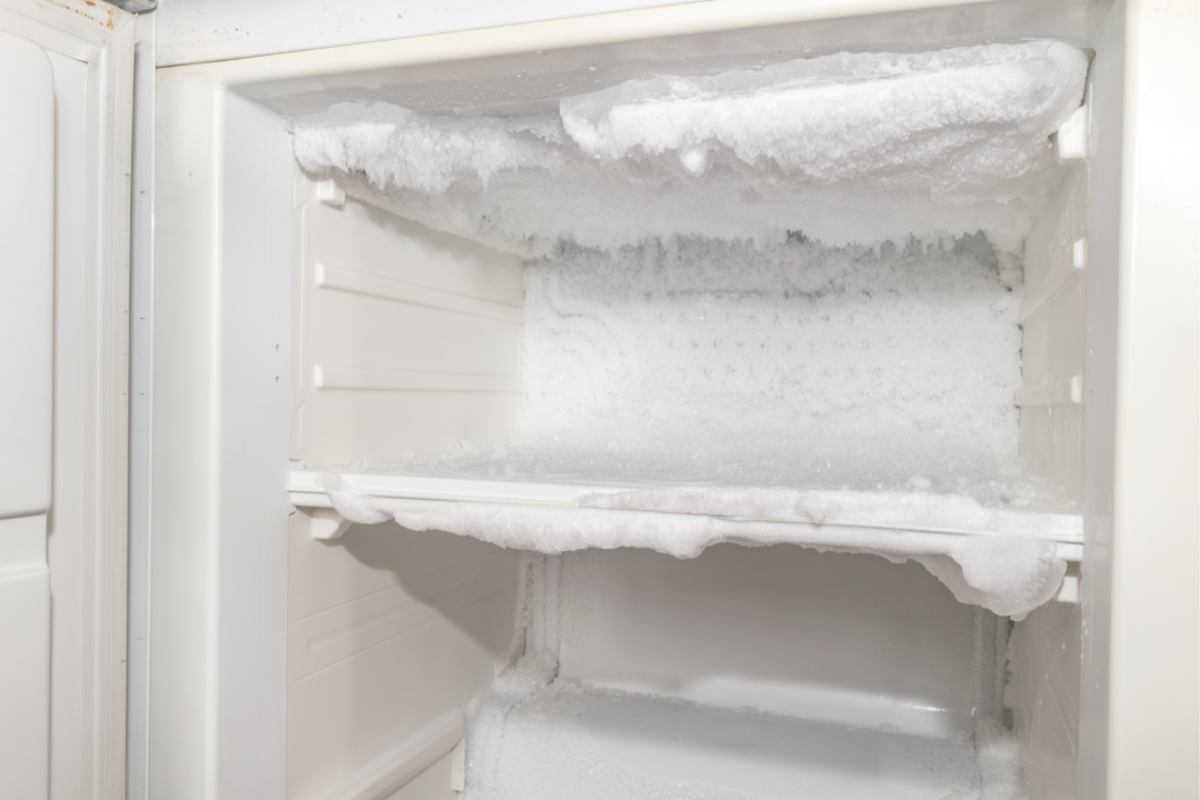 Freezer pieno di ghiaccio