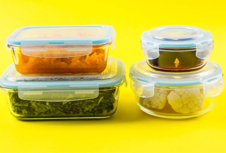 Contenitori a chiusura ermetica con cibo cotto