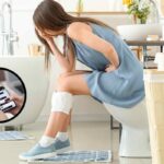 Donna in bagno con smarrphone