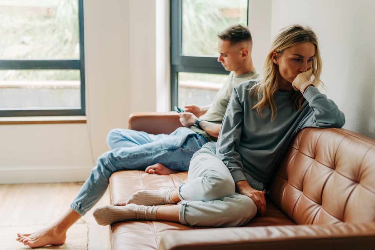Una donna delusa ed il compagno che la ignora