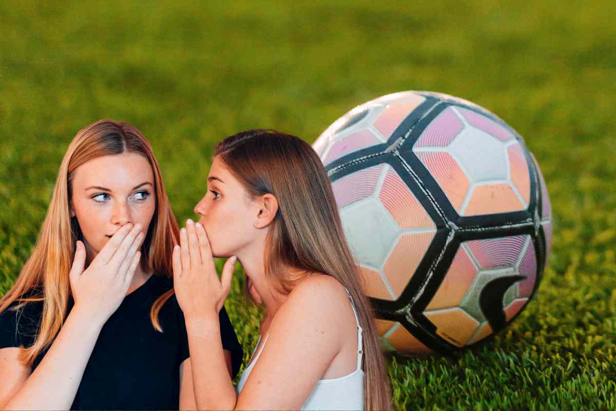 Un pallone da calcio e due donne che fanno gossip