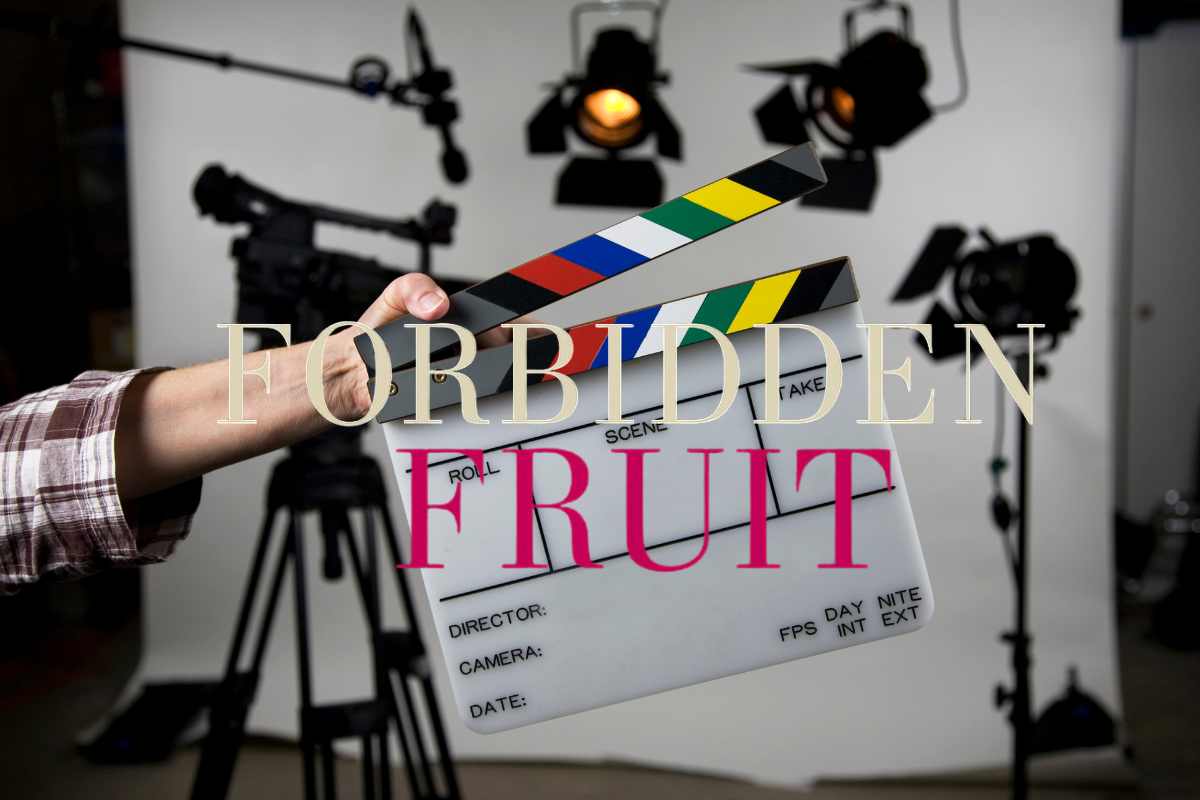 Un ciak ed un set tv col logo di Forbidden Fruit