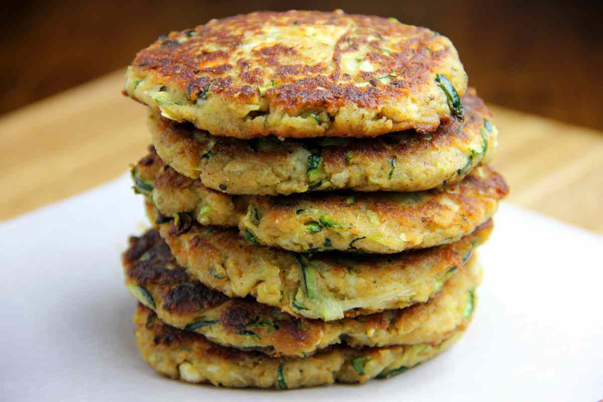 Frittelle di zucchine impilate in un piatto