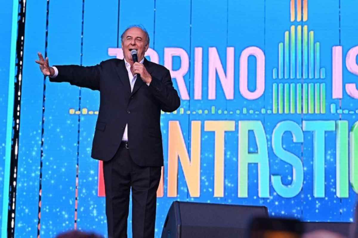 Gerry Scotti mentre presenta un evento