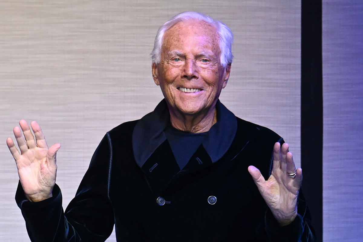 Giorgio Armani in passerella durante una sfilata