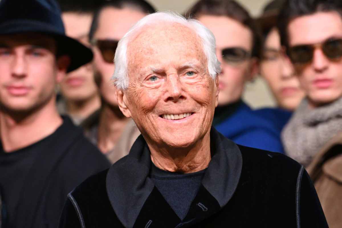 Giorgio Armani in passerella durante una sfilata