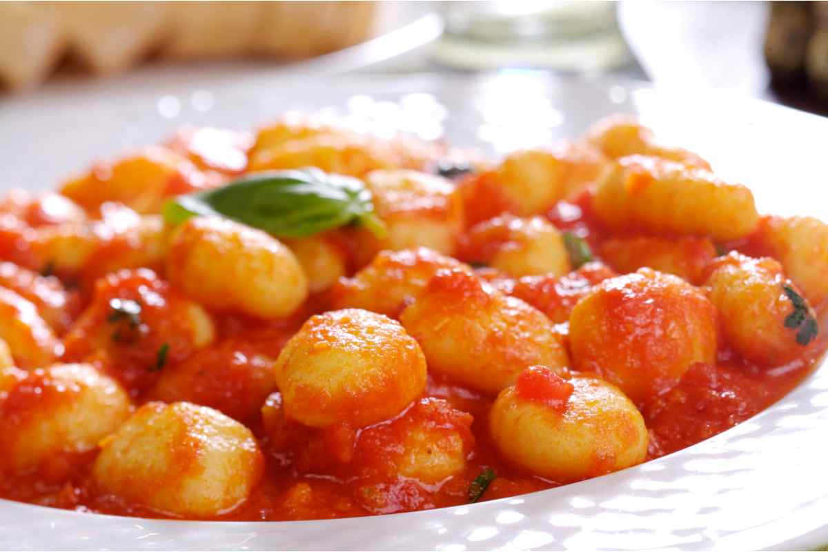 Un piatto di gnocchi al pomodoro light