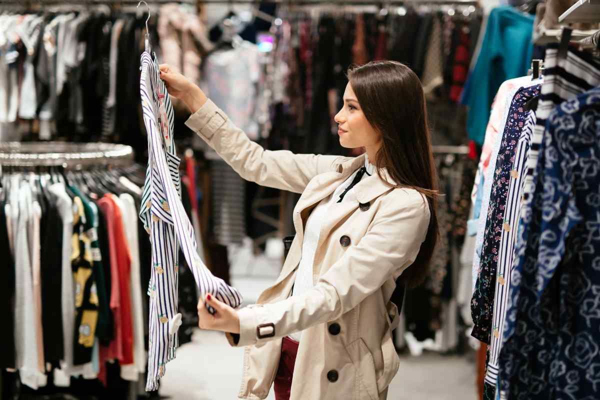Donna che fa shopping
