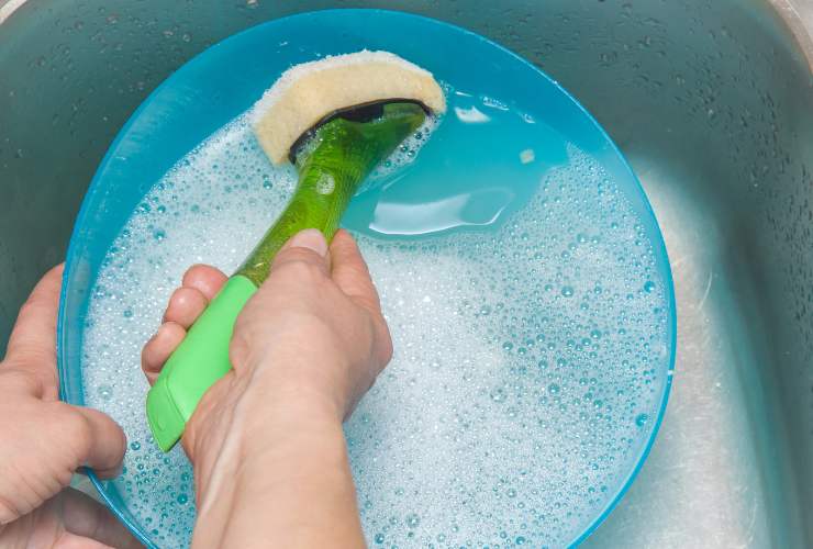 Pulire il contenitore con spugna