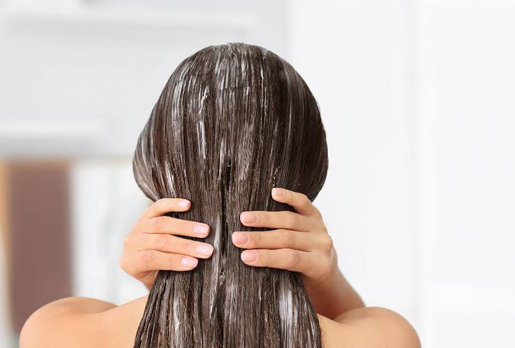 Applicare maschera ai capelli