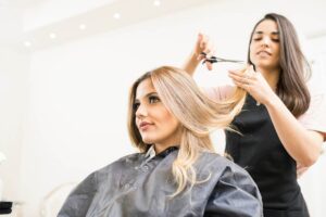 Donna che taglia i capelli