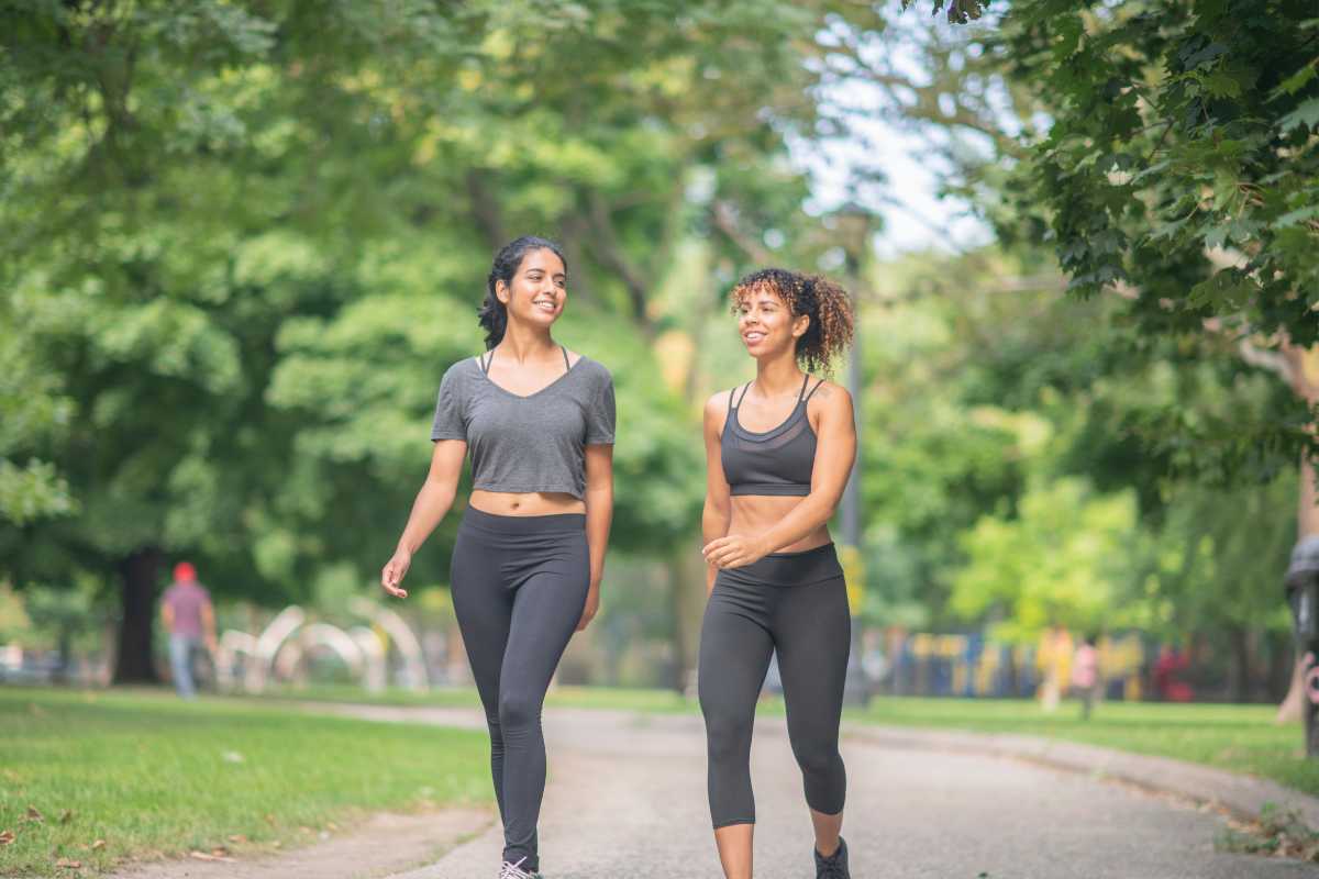 Due donne che camminano in un parco