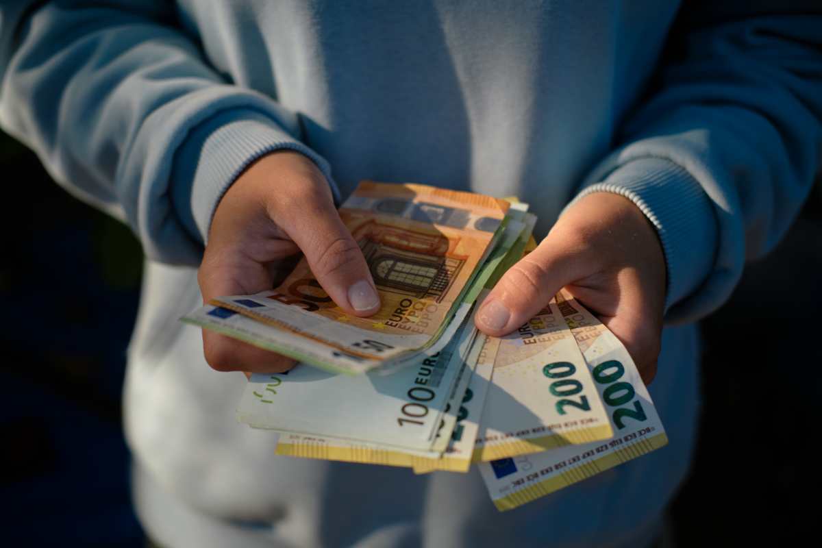 Una persona con dei soldi in euro