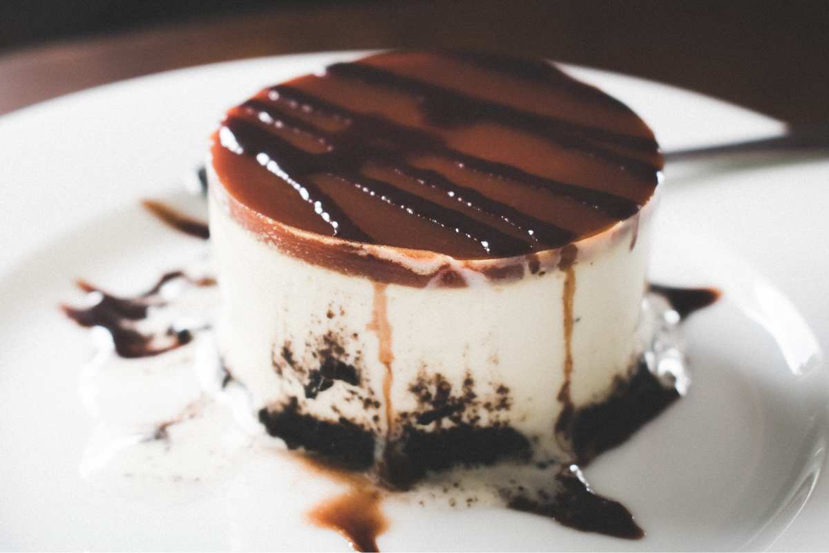 Il tortino di panna cotta con topping al cacao e base al cioccolato