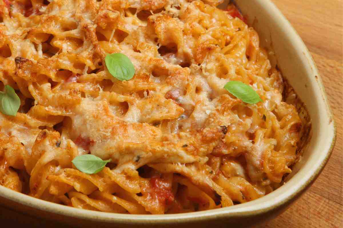 Pasta gratinata con la salsa in una pirofila