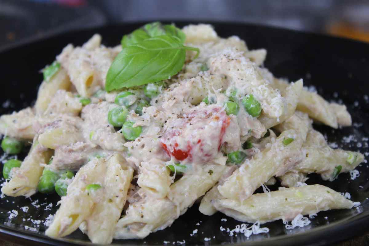 Un piatto di Pasta con tonno, Philadelphia e piselli