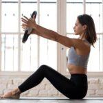 Donna che fa pilates