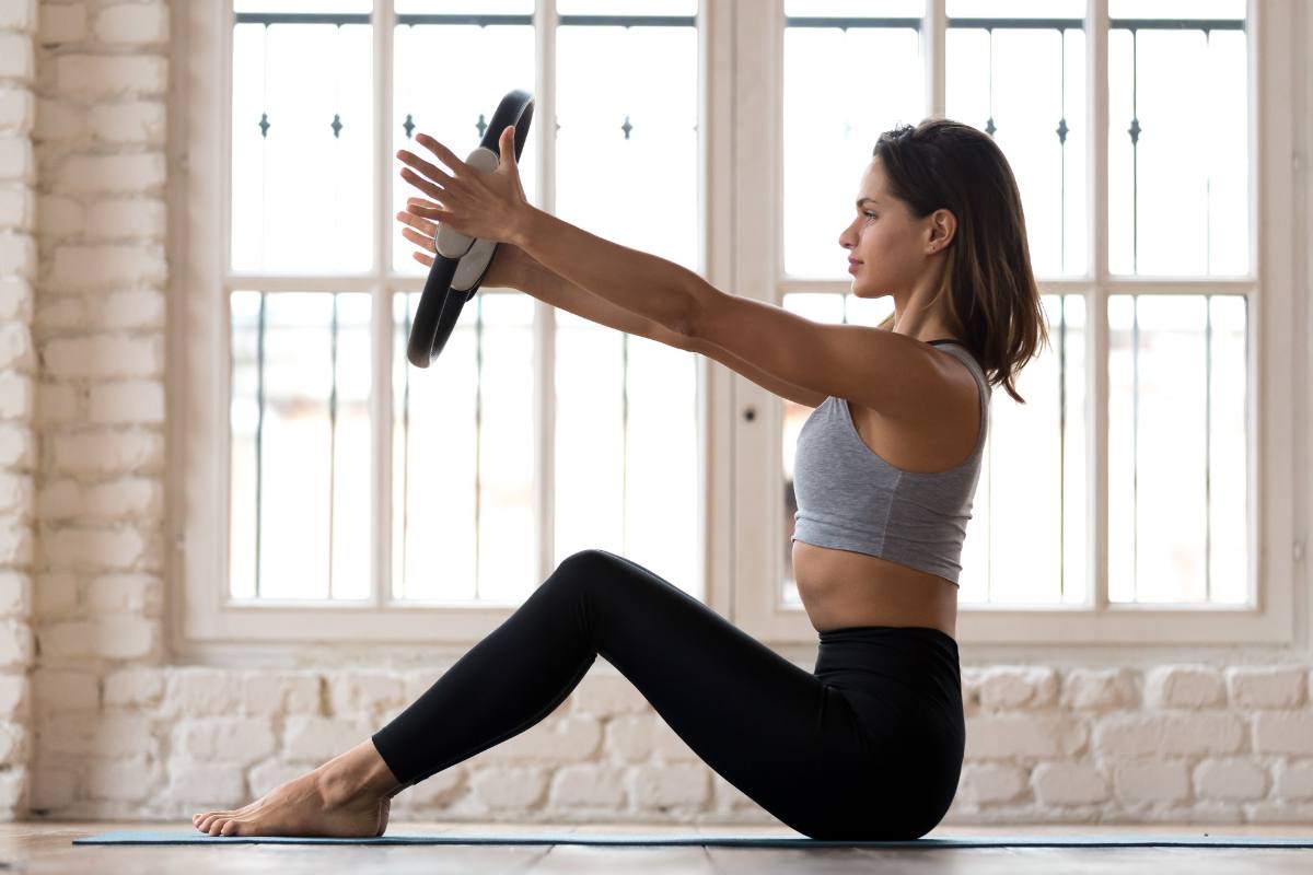 Donna che fa pilates