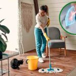 Donna che pulisce i pavimenti