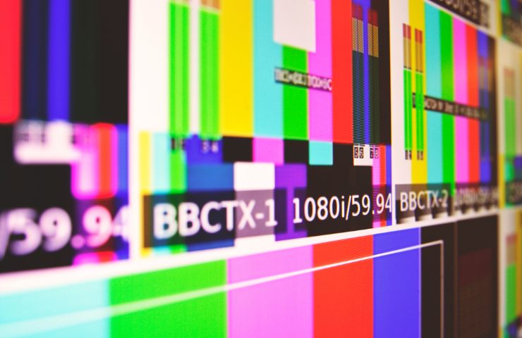 Le classiche bande colorate su una tv a schermo piatto