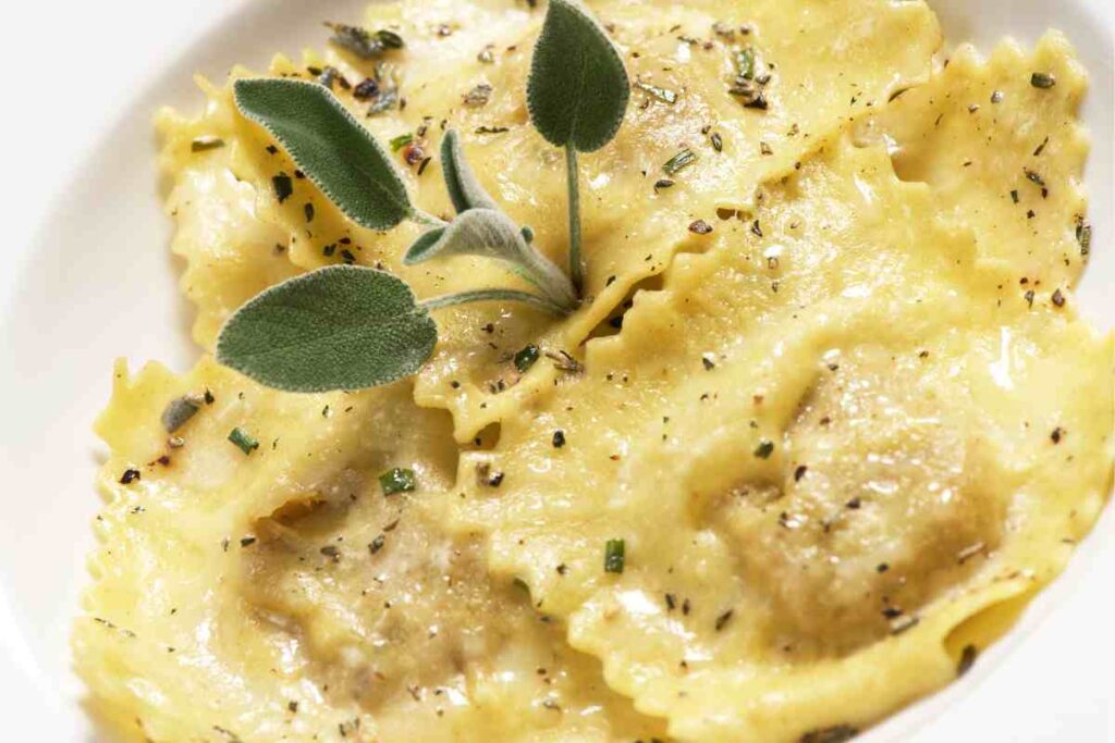 Un piatto di ravioli con burro e salvia e succo di limone