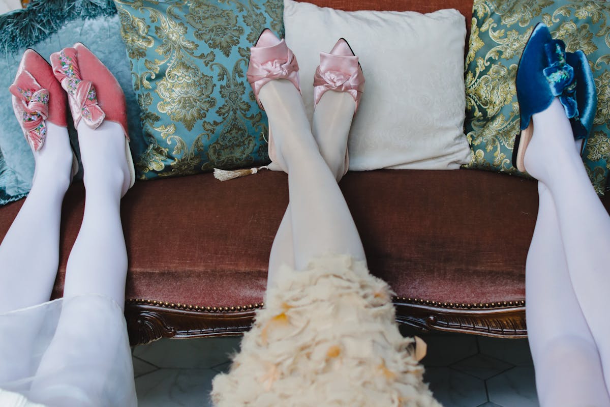 tre donne con scarpe merlettate su letto