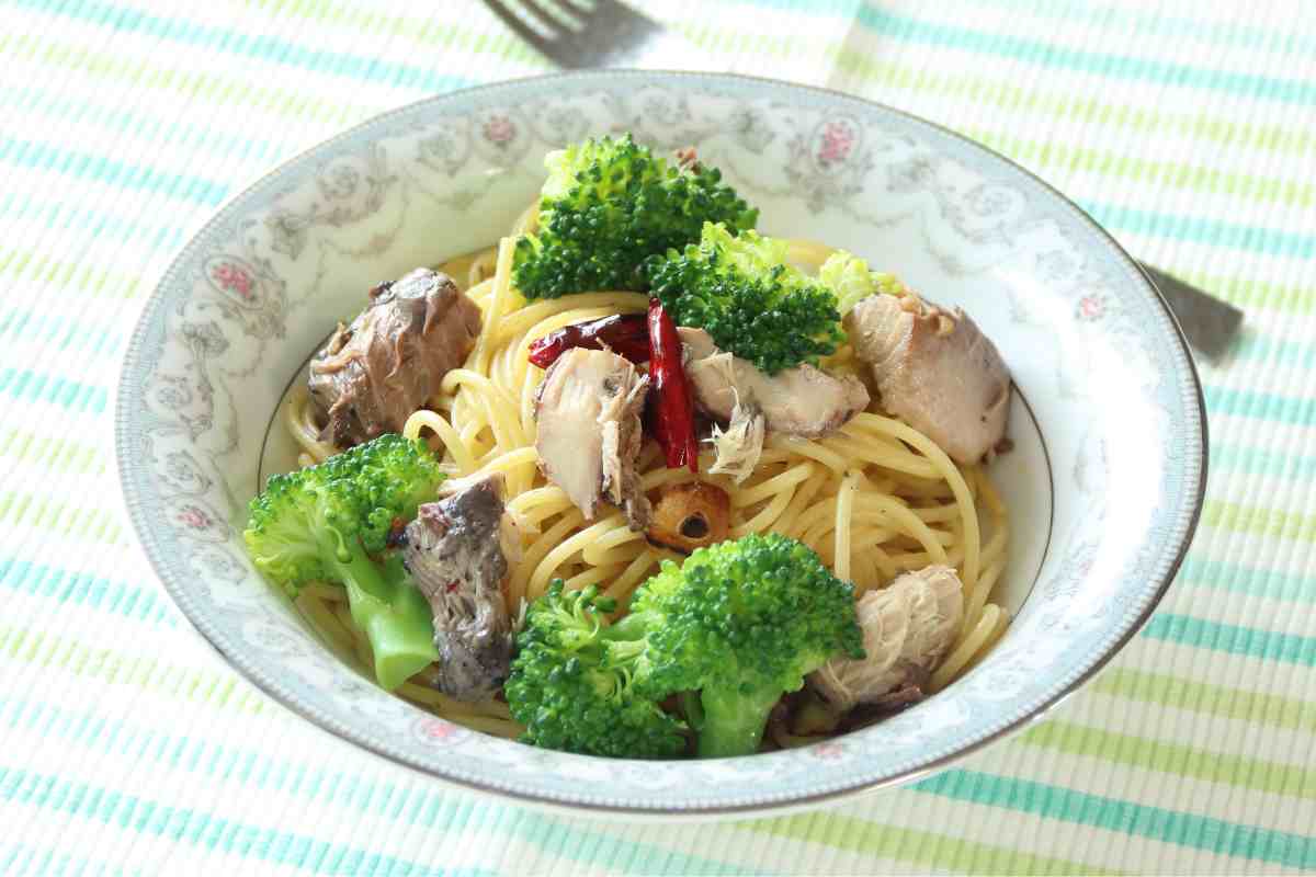 Un piatto di pasta allo sgombro in scatola