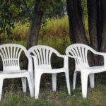 Sedie bianche in giardino